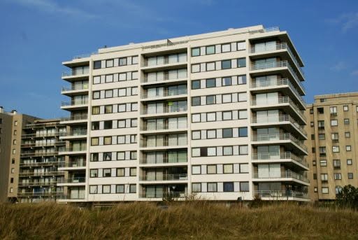 Het gebouw aan de duinen